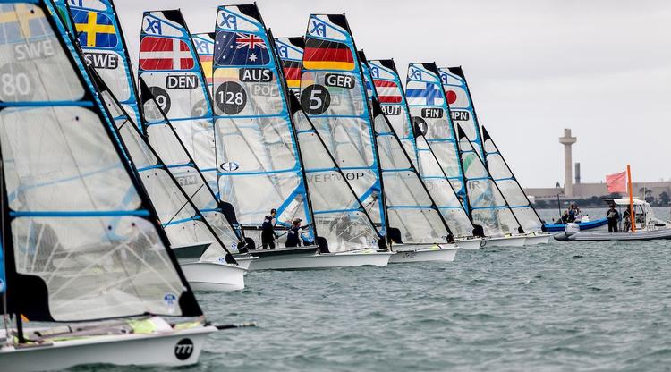 2 af de 44 både i 49erFX-feltet i Australien er danske. Foto: Energy Sailing