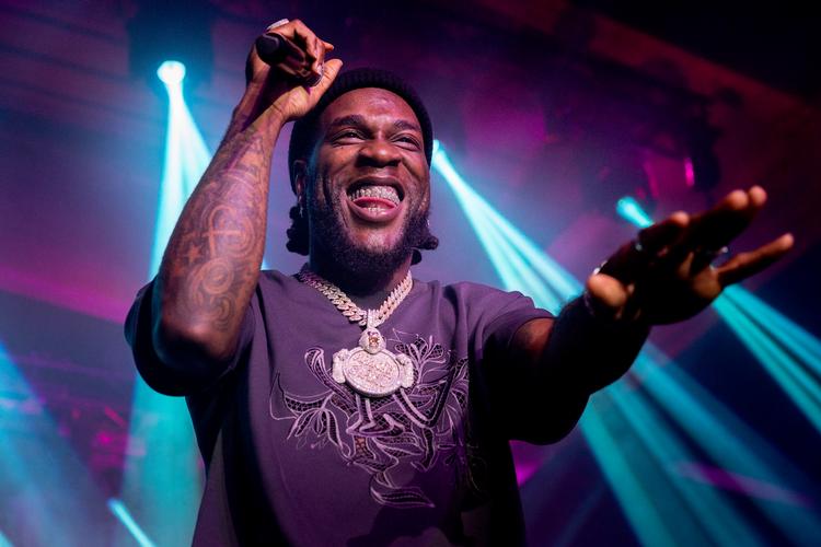 Det var som at høre en musikalsk udgave af Muhammad Ali at være til koncerten med den afrikanske popstjerne Burna Boy. Han svævede som en sommerfugl og stak som en bi med sine politiske og inderlige kærlighedserklæringer til Afrikanere. Publikum blev både forelskede og fortryllede.  Foto: Mads Nissen/POLFOTO