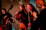 Randi Pontoppidan (i midten) blandt sangere og musikere i Kahina Orchestra. Foto: Mads Nissen