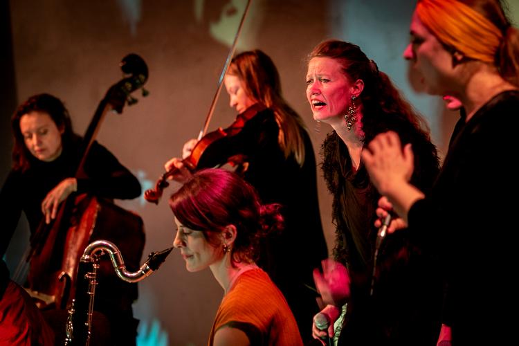 Randi Pontoppidan (i midten) blandt sangere og musikere i Kahina Orchestra. Foto: Mads Nissen