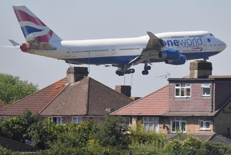Et British Airways-fly lægger an til landing i Heathrow, som er en af de mest travle lufthavne i verden. Foto: Toby Melville/Ritzau Scanpix