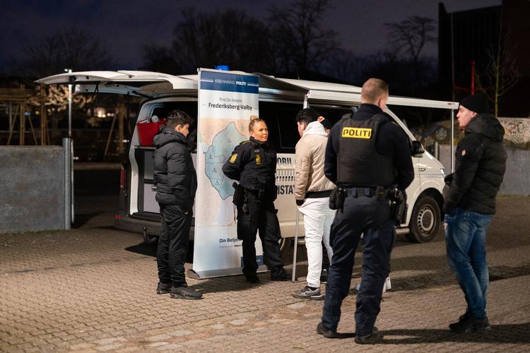 Københavns Politis mobile politistation er denne dag rykket ud for  at møde borgerne ved Vigerslev Bibliotek i Valby.
 Foto: Andreas Merrald/POLFOTO