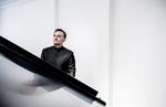 Intet er for vanskeligt at spille for pianisten Stephen Hough. Men hans suveræne klaverteknik virker kølig. Foto: Sim Canetty-Clarke