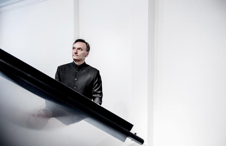 Intet er for vanskeligt at spille for pianisten Stephen Hough. Men hans suveræne klaverteknik virker kølig. Foto: Sim Canetty-Clarke