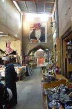 Sultan Qaboos overvågede alt, hvad der skete i Oman – her i bogstavelig forstand i en souq (overdækket marked) i byen Nizwa. Der forestår et større arbejde, når de mange store billeder af ham rundt om i landet skal udskiftes. 
