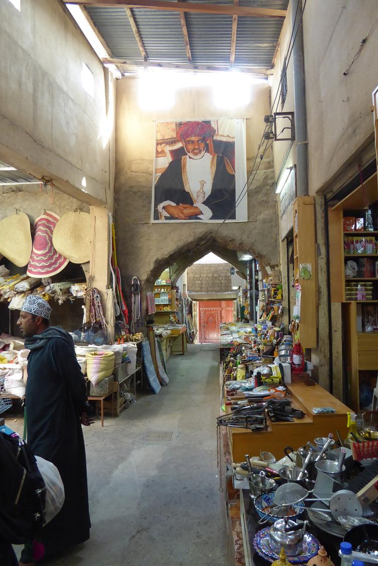 Sultan Qaboos overvågede alt, hvad der skete i Oman – her i bogstavelig forstand i en souq (overdækket marked) i byen Nizwa. Der forestår et større arbejde, når de mange store billeder af ham rundt om i landet skal udskiftes. 
