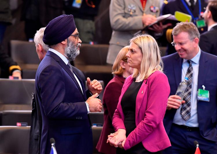 Forsvarsminister Trine Bramsen, der her taler med sin canadiske kollega under dagens Nato-topmøde, ønsker fortsat, at Dannmark overtager ledelsen af en træningsmission i Irak. Foto: John Thys/Ritzau Scanpix