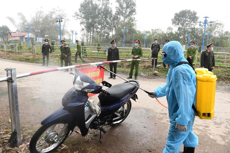 Der er checkpoints flere steder i Vietnam. Her er det det i Son Loi.  Foto: Nhac Nguyen/Ritzau Scanpix