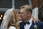 Hvert tredje par bliver gift i en kirke. Peter Schmeichel og Laura von Lindholm var et 
af de par i 2019.   Foto: Ole Steen