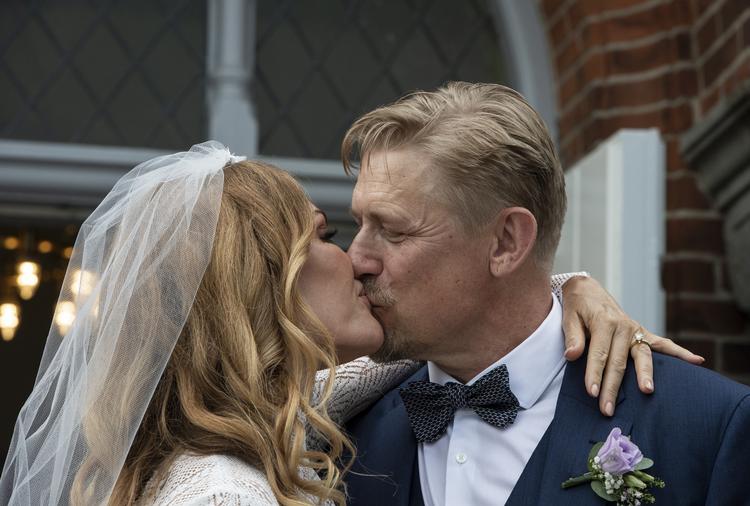 Hvert tredje par bliver gift i en kirke. Peter Schmeichel og Laura von Lindholm var et 
af de par i 2019.   Foto: Ole Steen