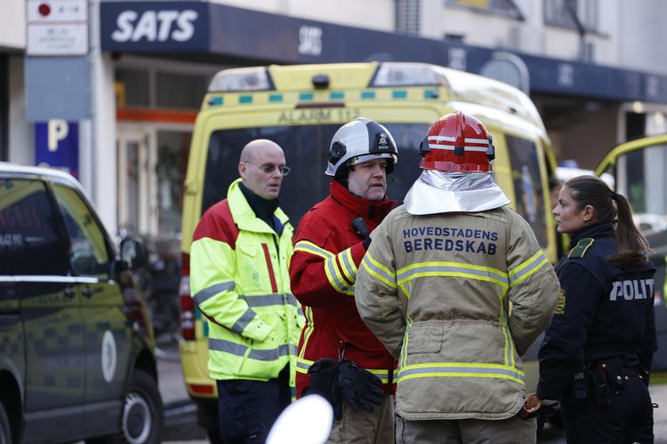 Politi og beredskabet er samlet ved reklamevirksomheden i Adelgade i Indre København. Foto: Jens Dresling/POLFOTO