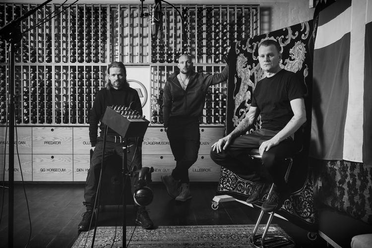  Suspekt er fortsat kongerne af at tale om de ting, der helst cencureres og på trioens syvende inviterer de både Tessa og Annet Linnet på besøg til at udøve portvinspoesi og sætte deres mandeblues på plads.  Foto: Peter Hove Olesen/POLFOTO