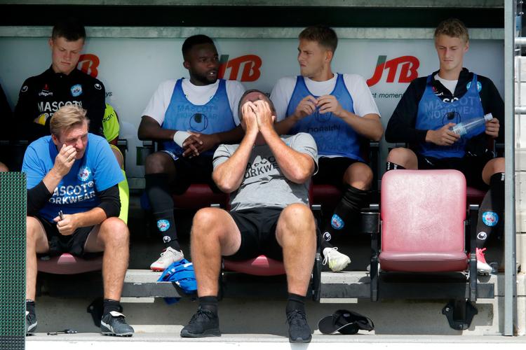 Silkeborg-træner Kent Nielsen har haft masser af grunde til at tage sig til hovedet, men han tror på forbedringer.  Foto: Jens Dresling/POLFOTO