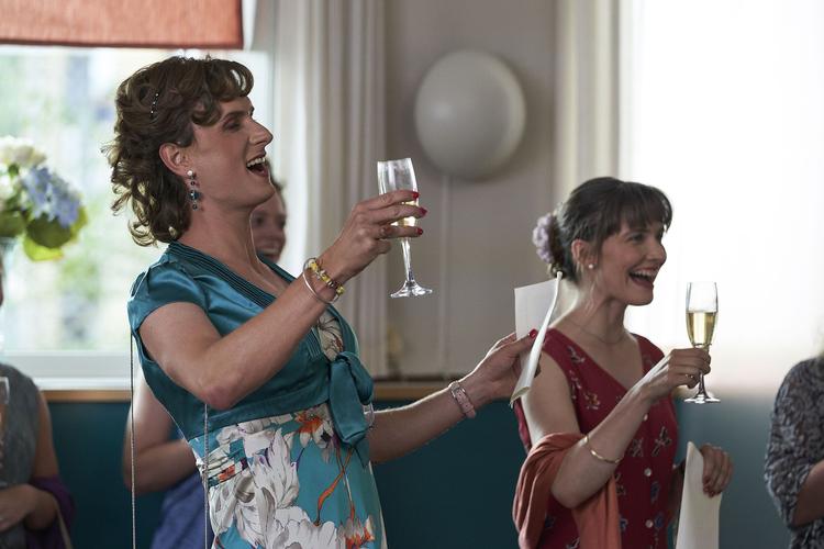 Mikkel Boe Følsgaard spiller familiefaderen Thomas, der en dag fortæller sin familie, at han er transkønnet. 'En helt almindelig familie' er Malou Reymanns debut.  Foto: Jonas Svensson