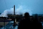     Blæsevejr på Hornbæk Havn, hvor bølgerne slår ind over havnen.   Arkivfoto Jacob Ehrbahn