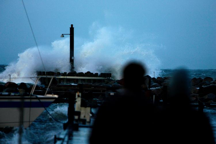     Blæsevejr på Hornbæk Havn, hvor bølgerne slår ind over havnen.   Arkivfoto Jacob Ehrbahn