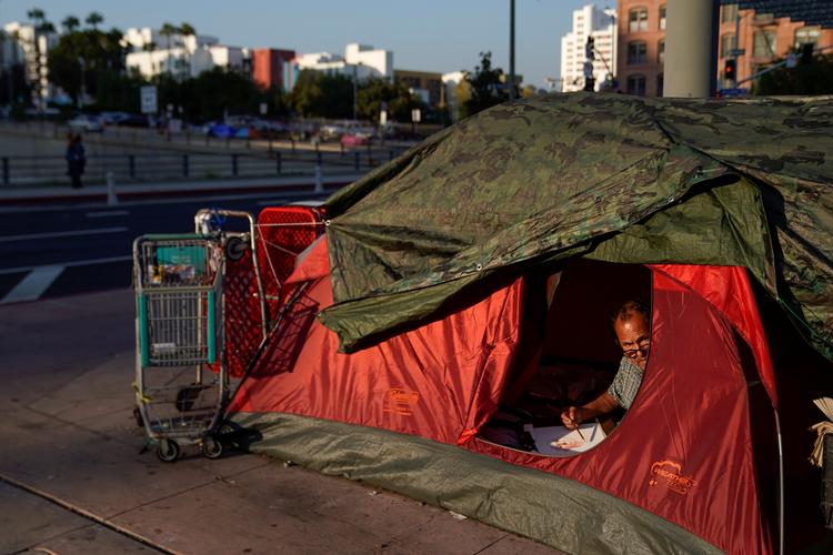Den hjemløse mand, som kalder sig 'Bubbles', siger, at han har boet på gaden i Los Angeles i et par år. Bare inden for det seneste år er antallet af hjemløse steget med 12 procent. Foto: Mike Blake/Ritzau Scanpix