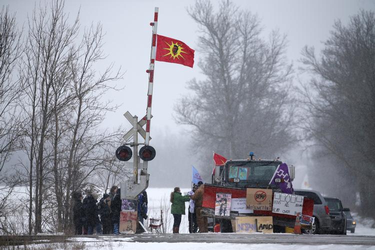 Demonstranter blokerer for jernbanen i Ontario, Canada.  Foto: Chris Helgren/Ritzau Scanpix