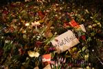 Blomster lagt ved Krudttønden, som i dag for fem år siden var mål for et terrorangreb, hvor en gerningsmand skød mod et debatmøde og dræbte en mand og sårede tre betjente. Gerningsmanden fortsatte derefter til den jødiske synagoge i Krystalgade, hvor han dræbte en vagt og sårede to betjente. Arkivfoto: Jacob Ehrbahn Foto: Jacob Ehrbahn/POLFOTO