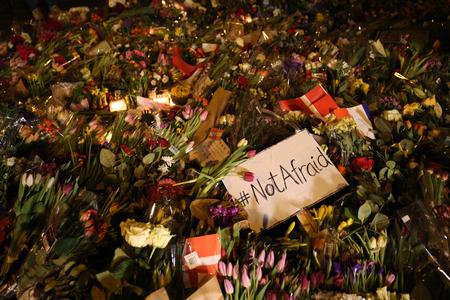 Blomster lagt ved Krudttønden, som i dag for fem år siden var mål for et terrorangreb, hvor en gerningsmand skød mod et debatmøde og dræbte en mand og sårede tre betjente. Gerningsmanden fortsatte derefter til den jødiske synagoge i Krystalgade, hvor han dræbte en vagt og sårede to betjente. Arkivfoto: Jacob Ehrbahn Foto: Jacob Ehrbahn/POLFOTO