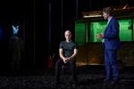Ferdinand Falsen Hiis inkarnerer Raskolnikovs desperate sjæl, her sammen med Martin Ringsmose som Petrovitj, der efterforsker mordet på pantelånersken. Foto: Allan Toft