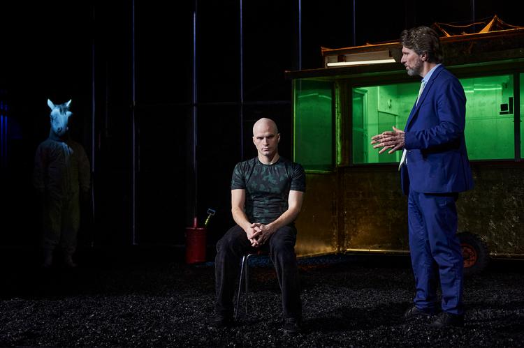 Ferdinand Falsen Hiis inkarnerer Raskolnikovs desperate sjæl, her sammen med Martin Ringsmose som Petrovitj, der efterforsker mordet på pantelånersken. Foto: Allan Toft