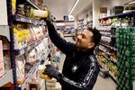 Tarek Alomar fik job i Rema 1000 efter to års IGU-forløb i butikken.  Foto: Jens Dresling/POLFOTO