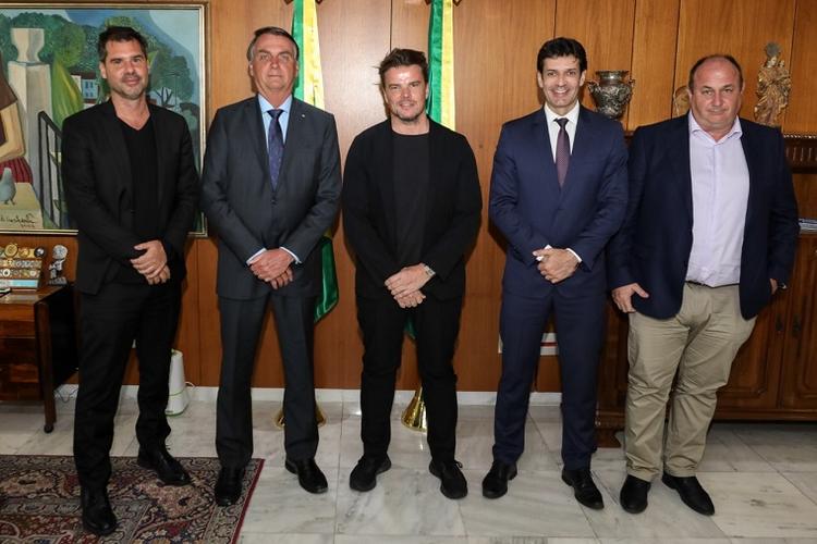Brasiliens præsident Jair Bolsonaro er nummer to fra venstre. I midten ved siden af ham står Bjarke Ingels. PR-foto Marcos Correa