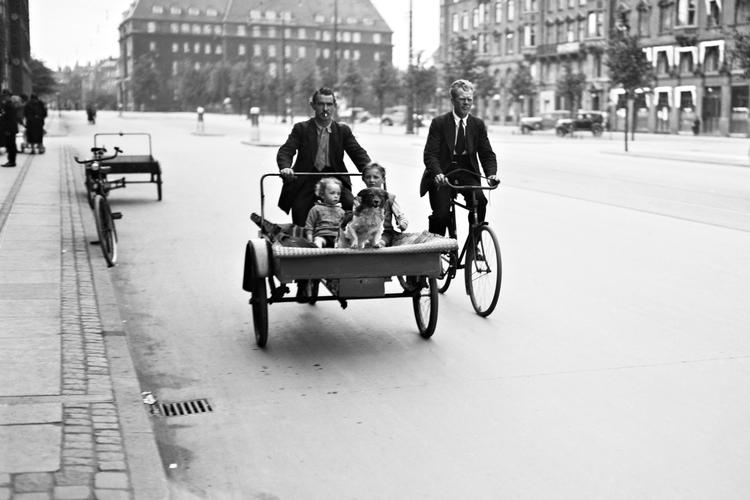Reklamefilmen om SAS fortæller, at idéen til cyklen er tysk, men danskerne har for længst taget transportmidlet til sig.  Billedet her fra København er fra begyndelsen af sidste århundrede.  Foto: Holger Damgaard/POLFOTO