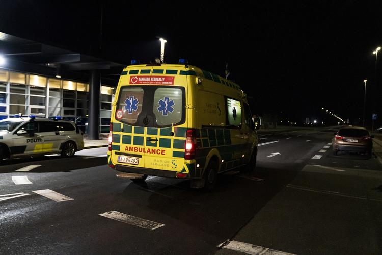 Flere danskere er blevet evakueret hjem fra den virusramte Hubei-provins i Kina. De er efterfølgende landet i Roskilde Lufthavn. Billedet er fra natten til mandag 3. januar, hvor ti danskere landede.  Foto: Claus Bech/Ritzau Scanpix