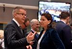 Frankrigs sundhedsminister, Agnes Buzyn, (th.) bekræfter dødsfaldet. Her ses hun tidligere på ugen sammen med sin østriske kollega Rudolf Anschober under et EU-møde om coronavirusset i Bruxelles.  Foto: John Thys/Ritzau Scanpix