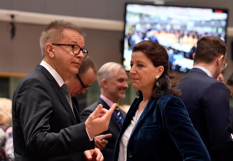 Frankrigs sundhedsminister, Agnes Buzyn, (th.) bekræfter dødsfaldet. Her ses hun tidligere på ugen sammen med sin østriske kollega Rudolf Anschober under et EU-møde om coronavirusset i Bruxelles.  Foto: John Thys/Ritzau Scanpix