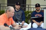 Jose Altuve (til højre) og Alex Bregman (til venstre) er to af Astros' største profiler og anvendte begge det forbudte system. I forgrunden læser Astros-ejer Jim Crane sin tale op. Foto: Jim Rassol/Ritzau Scanpix