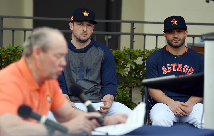 Jose Altuve (til højre) og Alex Bregman (til venstre) er to af Astros' største profiler og anvendte begge det forbudte system. I forgrunden læser Astros-ejer Jim Crane sin tale op. Foto: Jim Rassol/Ritzau Scanpix