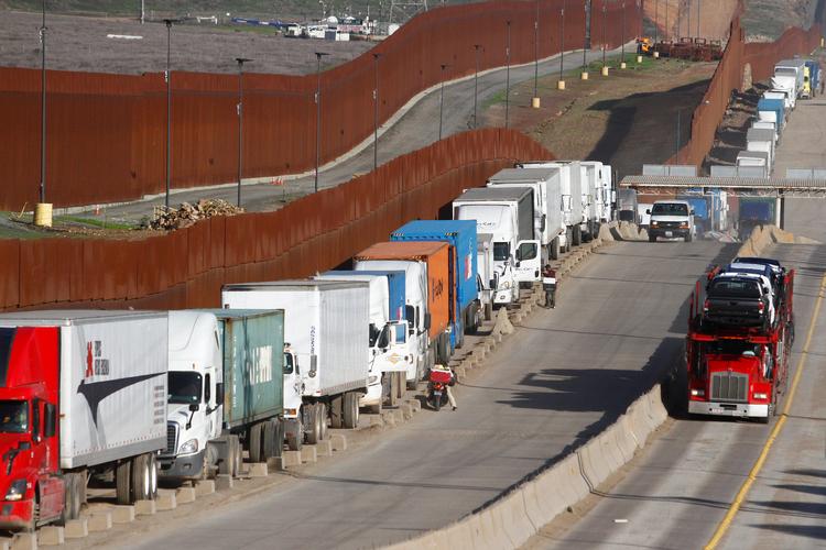 Lastbiler holder i kø for at komme frem til grænsekontrollen mellem Mexico og USA. En ny handelsaftale kan skrue yderligere op for samhandlen.  Foto: Jorge Duenes/Ritzau Scanpix