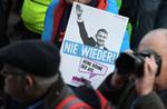 En demonstrant holder en plakat med AfD's leder i Thüringen, Björn Höcke.  Foto: Jens Schlueter/Ritzau Scanpix