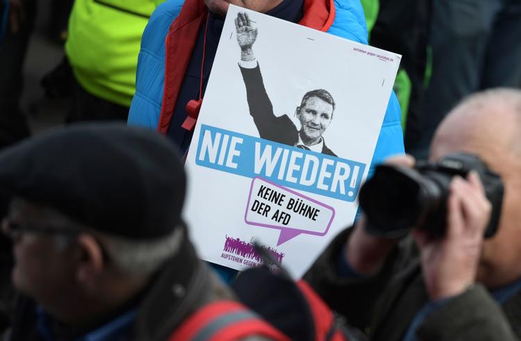 En demonstrant holder en plakat med AfD's leder i Thüringen, Björn Höcke.  Foto: Jens Schlueter/Ritzau Scanpix