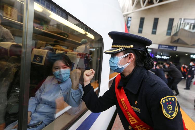 Over 1.700 ansatte i den kinesiske sundhedssektor er nu smittet med Corona-virus.  Her er læger og sygeplejersker fra et hospital i det centrale Kina på vej  mod epicenteret i millionbyen Wuhan, hvor det udmattede personale skal forstærkes.
 Foto: Str/Ritzau Scanpix