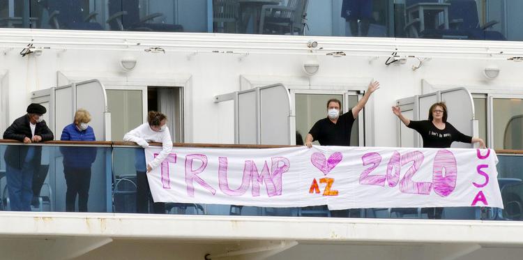  Passagerer om bord på krydstogtskibet med et 'Trump 2020'-banner.  Foto: Kyodo/Ritzau Scanpix