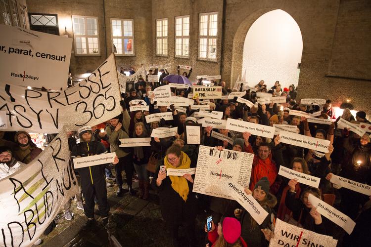 Der var folkelige protester i Kulturministeriet 5. november efter et møde i Radio- og tv-nævnet oven på kontroverserne om den nye DAB-kanal, der tilfaldt Radio Loud på bekostning af Radio24syv.  Foto: Thomas Borberg/POLFOTO