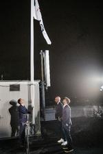 Radio24Syv lukkede 31. oktober og markerede afslutningen ved at tage flaget ned fra taget.  Foto: Martin Lehmann/POLFOTO