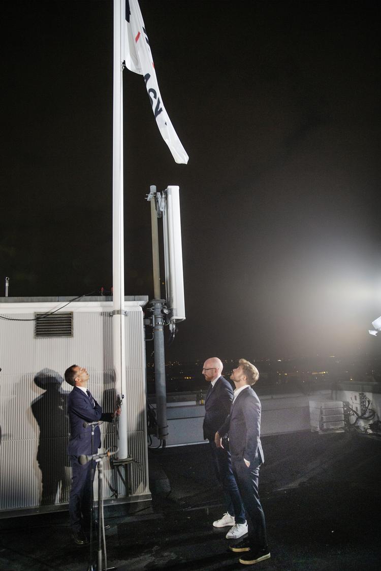 Radio24Syv lukkede 31. oktober og markerede afslutningen ved at tage flaget ned fra taget.  Foto: Martin Lehmann/POLFOTO