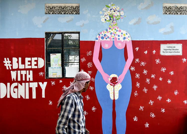 I Indien betragtes menstruation traditionelt som urent. Men på nogle skoler som denne i byen Guwahati afholdes der dage, menstruationshygiejne er i fokus.  Foto: David Talukdar/Ritzau Scanpix