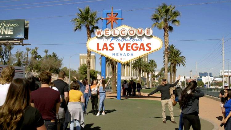 Jakob Thygesen besøger en håndfuld danskere, der er udvandret til Las Vegas, og deres bevæggrunde er som dag og nat.  Foto: DR