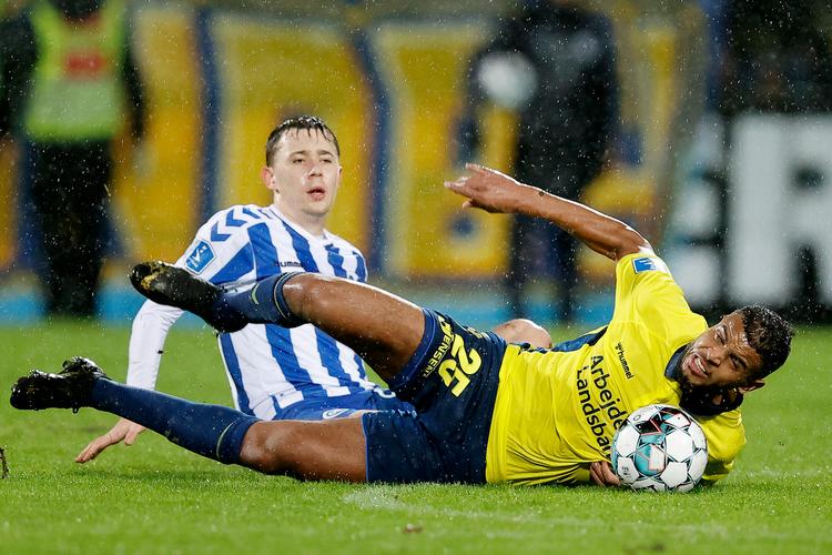Brøndbys Anis Slimane, her i en glidende duel med OB's Mads Frøkjær-Jensen, var blandt udeholdets bedste i Odense.   Foto: Jens Dresling