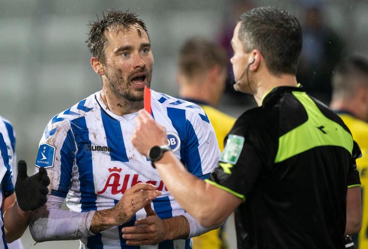 Oliver Lund får direkte rødt af dommer Michael Tykgaard.  Foto: Claus Fisker/Ritzau Scanpix