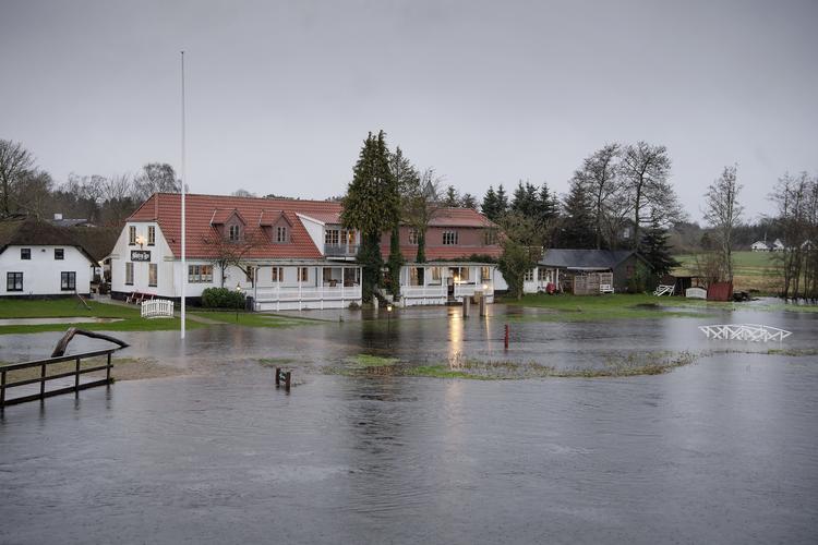 Oversvømmelser ved Svostrup Kro i Midtjylland fotograferet i går.  Foto: Bo Amstrup/Ritzau Scanpix