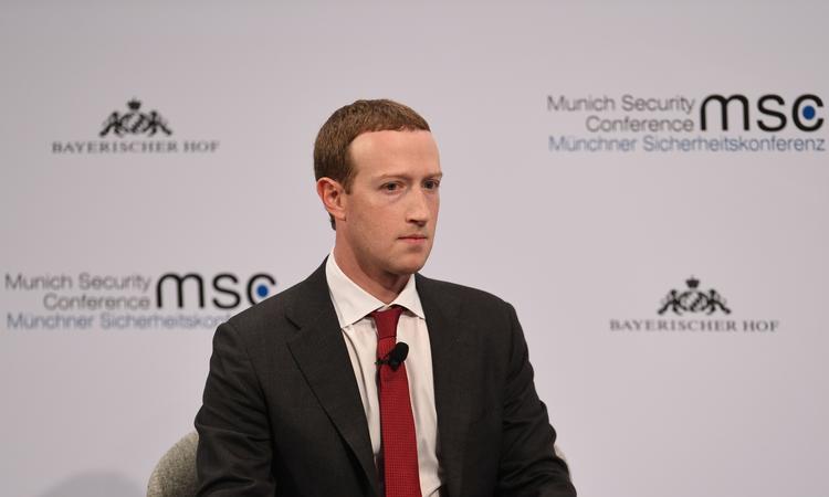 Mark Zuckerberg foreslog på weekendens datasikkerhedskonference i München, at sociale medier som hans eget værk, Facebook, bør reguleres et sted mellem de allerede eksisterende retningslinjer for hhv. mediehuse og telefonselskaber Foto: Andreas Gebert/Ritzau Scanpix