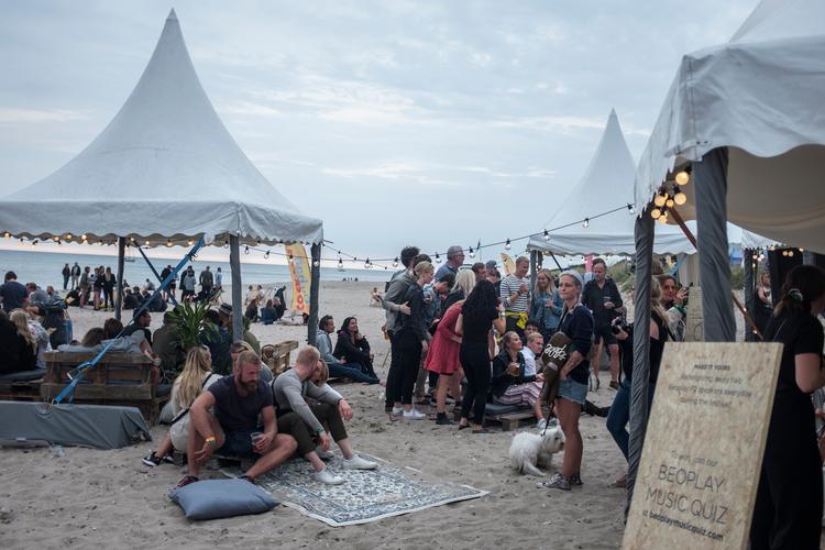 
Få festivalsstemning på forskud fredag i Øksnehallen. Foto: Anders Rye Skjoldjensen