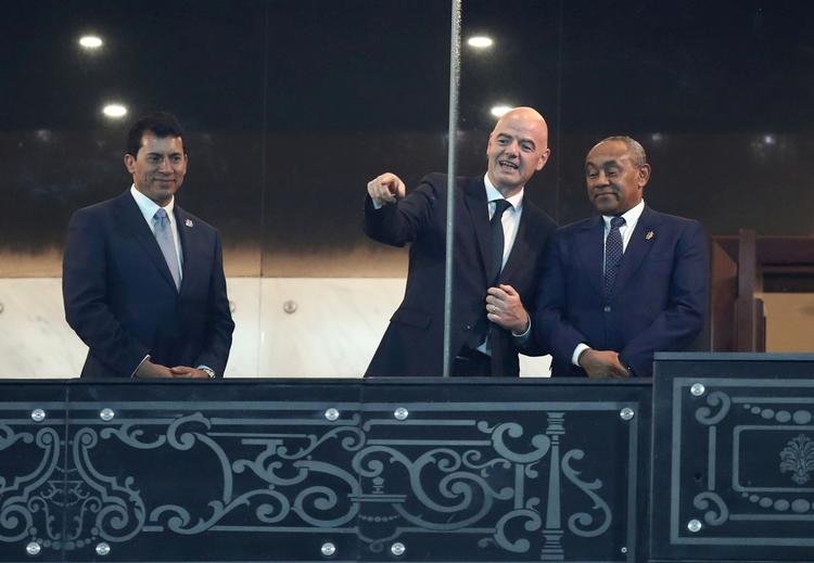 Fifa-præsidenten Gianni Infantino (i midten) med præsidenten for det afrikanske fodboldforbund (CAF), Ahmad Ahmad (tv.). Det er Ahmad, der har været på pilgrimsrejse til Mekka. Foto: Sumaya Hisham/Ritzau Scanpix